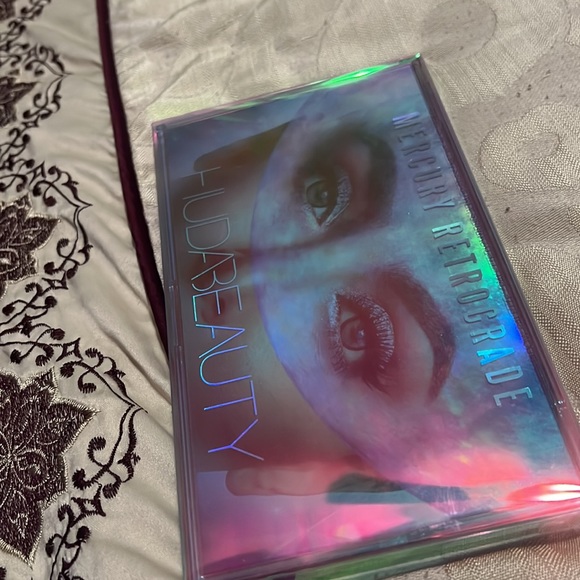 HUDA BEAUTY Mercury Retrograde Eyeshadow Palette - Picture 7 of 7
